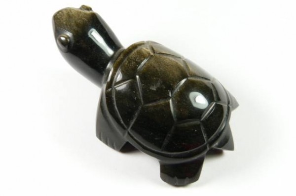 Czarna figurka żółwia z kamienia na białym tle.