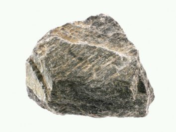 Awenturyn niebieski - kamień naturalny, surowy, nieszlifowany. Szara bryła awenturynu niebieskiego na jasnym tle.