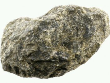 Szary, nieregularny kamień na białym tle.
