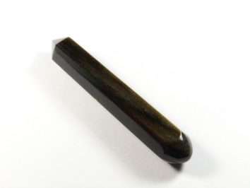 Czarny, podłużny kryształ o zaostrzonych końcach na białym tle.