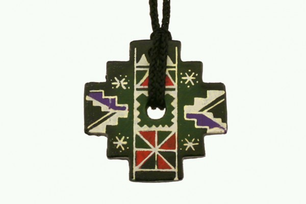 Wisiorek w kształcie krzyża z kolorowymi, geometrycznymi wzorami i czarnym sznurkiem.