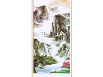 Chińska malowana zwoju przedstawiająca górski krajobraz z wodospadami, rzeką i drzewami.