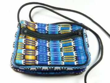 Niebieska torebka na ramię z kolorowym wzorem i zamkiem na przedniej kieszeni.