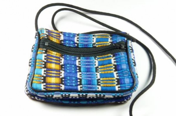 Niebieska torebka na ramię z kolorowym wzorem i zamkiem na przedniej kieszeni.