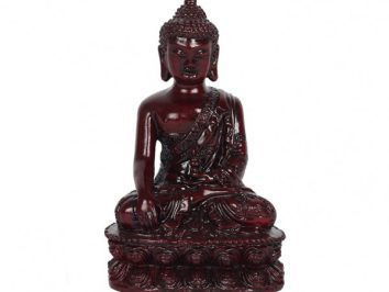 Brązowa figurka Buddy siedzącego w pozycji medytacyjnej na ozdobnej podstawie.