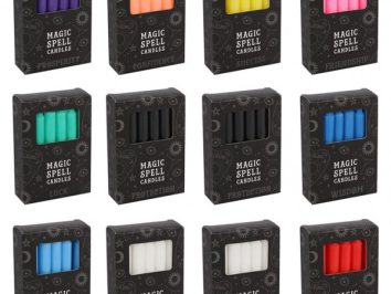Dwanaście opakowań kolorowych świec magicznych, każda dedykowana innemu życzeniu lub intencji.