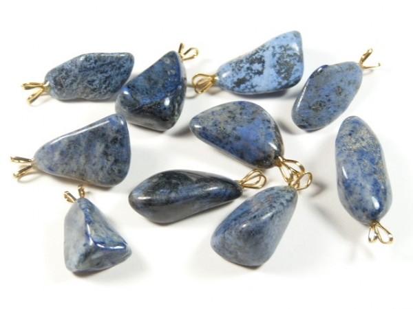 Niebieskie kamienie z oczkami do zawieszenia, ułożone na białym tle.