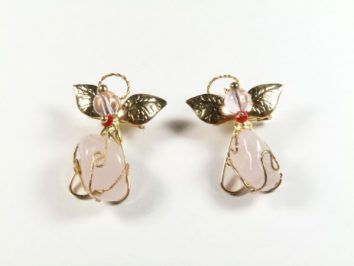 Dwa aniołki z różowego kamienia, ozdobione złotymi skrzydłami i aureolami, na białym tle.