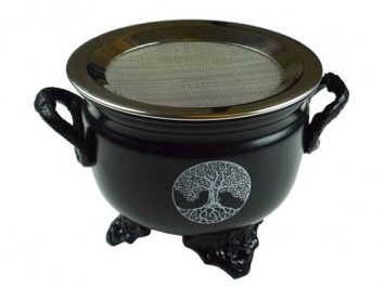 Czarny kociołek z metalowym sitkiem i symbolem drzewa życia na przedzie.