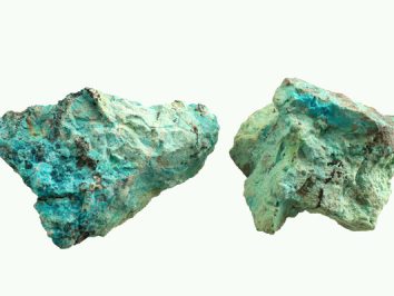 Dwa zielono-niebieskie kamienie mineralne na jasnym tle.