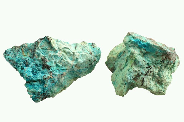 Dwa zielono-niebieskie kamienie mineralne na jasnym tle.