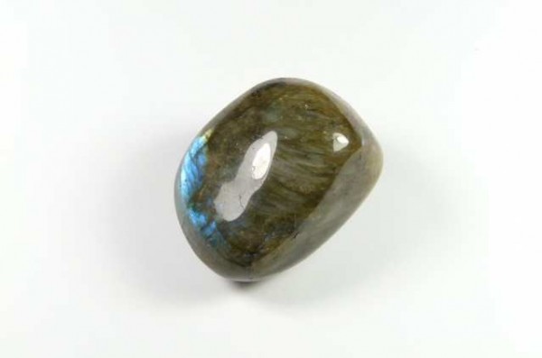 Labradoryt - kamień gładzony, polerowany, szlifowany i bębnowany w formie otoczaka. Wypolerowany kamień labradoryt na białym tle.