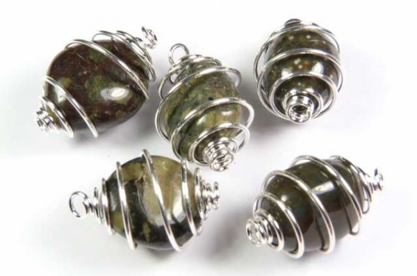 Lakelandyt szlifowany w spirali - wisiorek na sznureczku. Pięć kamieni owiniętych spiralnie srebrnym drutem na białym tle.