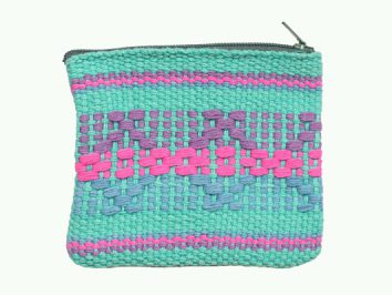 Mała, tkana torebka z zamkiem, w kolorach turkusowym, różowym i fioletowym.