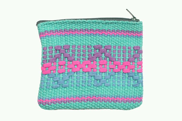 Mała, tkana torebka z zamkiem, w kolorach turkusowym, różowym i fioletowym.