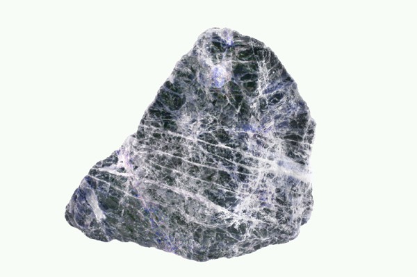 Szara skała z białymi żyłkami na jasnym tle.