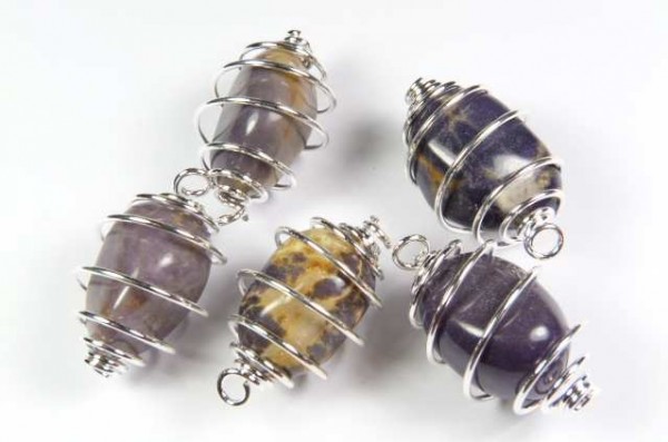 Waryscyt fioletowy gładzony w spirali - wisiorek na sznureczku. Cztery kamienie ozdobne w srebrnych spiralnych koszyczkach na białym tle.