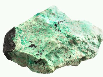 Zielono-czarny kamień minerału na białym tle.