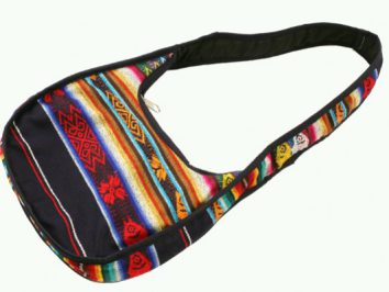 Kolorowa torba na ramię z etnicznym, wzorzystym motywem.