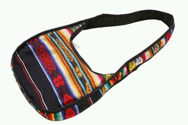 Kolorowa torba na ramię z etnicznym, wzorzystym motywem.