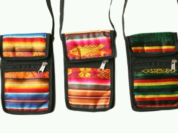 Trzy kolorowe, wzorzyste torebki na ramię z zamkami błyskawicznymi, ustawione obok siebie.