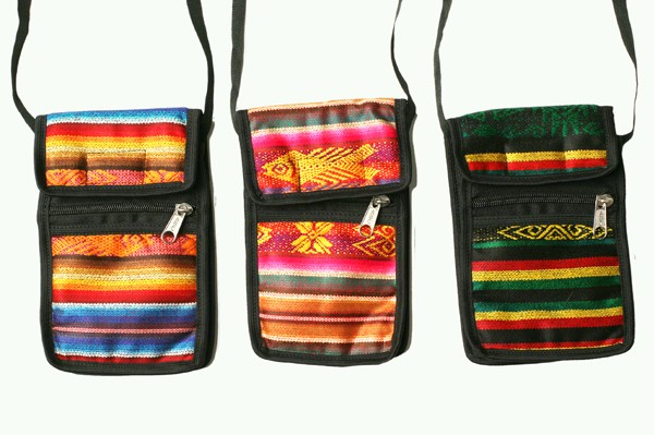 Trzy kolorowe, wzorzyste torebki na ramię z zamkami błyskawicznymi, ustawione obok siebie.
