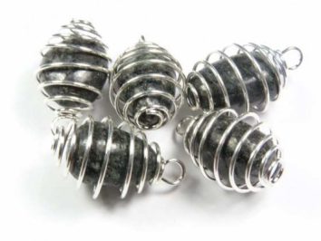 Pięć kamieni owiniętych srebrnym drutem w formie spiralnych zawieszek na białym tle.