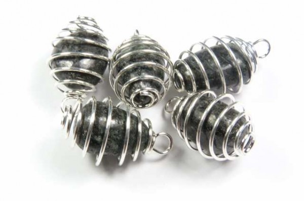 Pięć kamieni owiniętych srebrnym drutem w formie spiralnych zawieszek na białym tle.