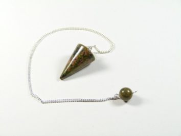 Wahadełko unakit stożek. Wahadło z kamienia na srebrnym łańcuszku leży na białym tle.