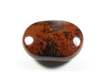 Wypolerowany, brązowo-czarny kamień na białym tle.