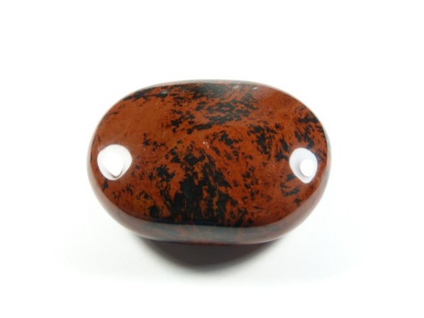 Wypolerowany, brązowo-czarny kamień na białym tle.