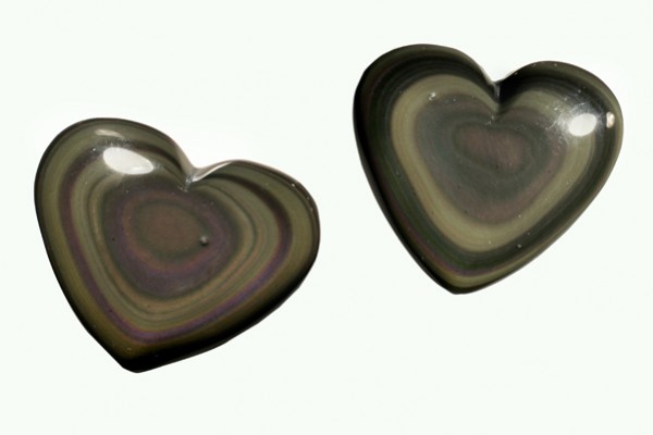 Dwa serca z kamienia obsydianu tęczowego na jasnym tle.