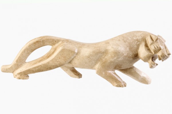 Kamiczna rzeźba przedstawiająca geparda w pozycji do ataku, na białym tle.