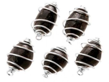 Pięć ciemnych kamieni owiniętych spiralnym drutem srebrnym na białym tle.