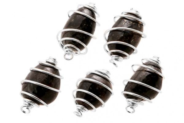 Pięć ciemnych kamieni owiniętych spiralnym drutem srebrnym na białym tle.