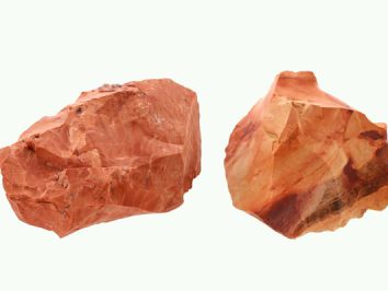 Dwa kawałki czerwonego jaspisu na jasnym tle.