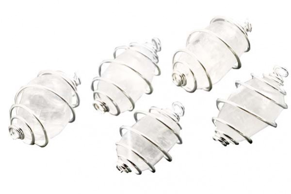 Cztery kamienie owinięte srebrnym drutem leżą na białym tle.