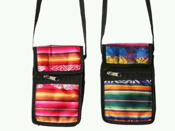 Dwa kolorowe, wzorzyste torebki na ramię z zamkami błyskawicznymi, wiszące obok siebie.