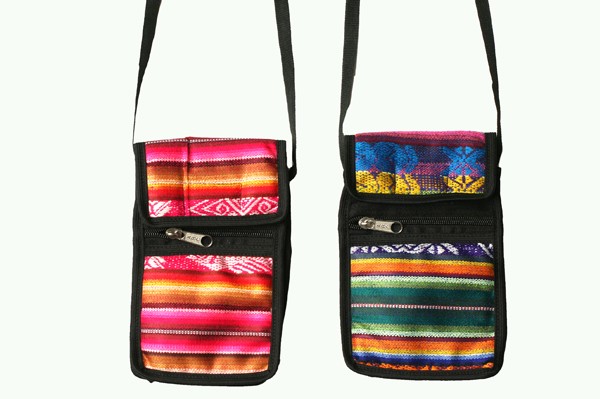 Dwa kolorowe, wzorzyste torebki na ramię z zamkami błyskawicznymi, wiszące obok siebie.