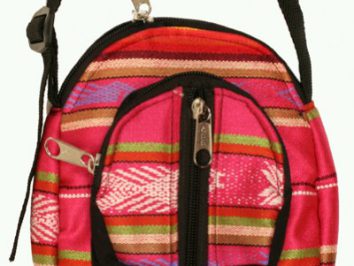 Różowa torebka na ramię z kolorowymi paskami i czarnym paskiem na ramię.