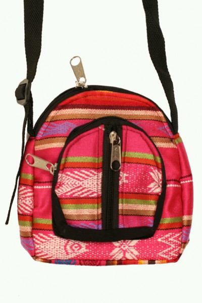 Różowa torebka na ramię z kolorowymi paskami i czarnym paskiem na ramię.