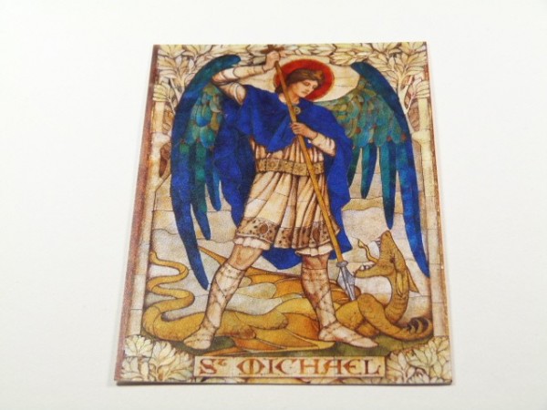 Święty Michał Archanioł walczy z smokiem, trzymając włócznię w ręku.