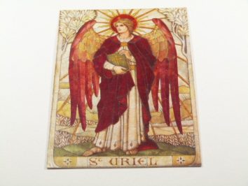 Witraż przedstawiający archanioła Uriela z książką i aureolą nad głową.