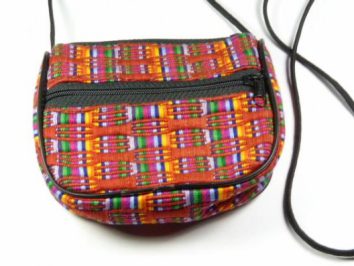 Mała torebka na ramię z kolorowego materiału z zamkiem błyskawicznym z przodu.