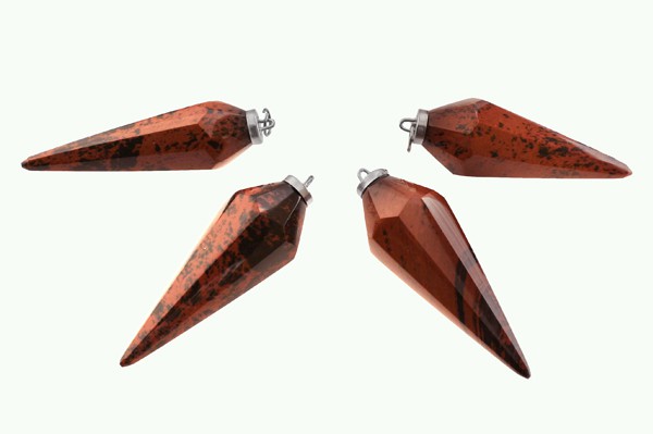 Cztery brązowe, szpiczaste wahadełka z metalu i kamienia, ułożone na jasnym tle.