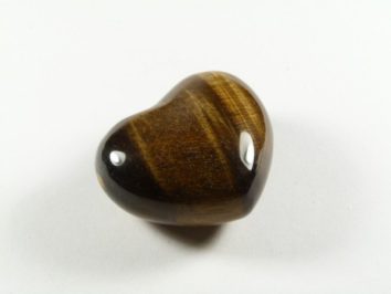 Serce tygrysie oko szlifowane. Serce z polerowanego tygrysiego oka na białym tle.