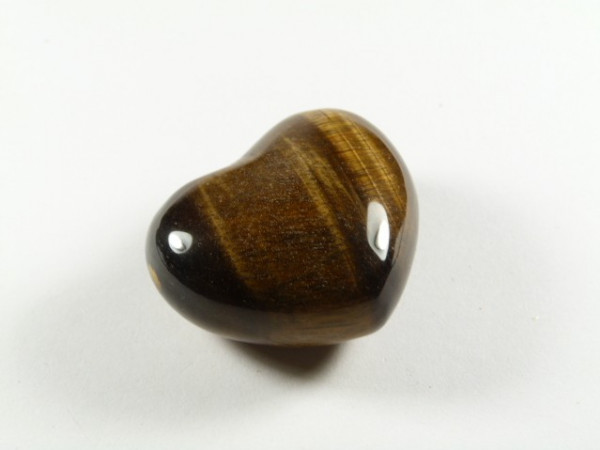 Serce tygrysie oko szlifowane. Serce z polerowanego tygrysiego oka na białym tle.