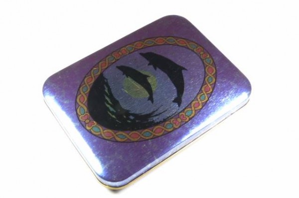 Fioletowa metalowa puszka z obrazkiem dwóch delfinów na wieczku.