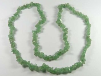 Zielony naszyjnik z drobnych, nieregularnych kamieni ułożony na białym tle.