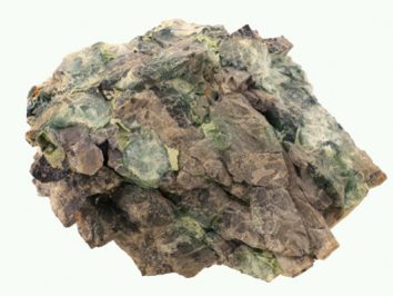 Skała o nieregularnym kształcie, z widocznymi zielonymi i szarymi fragmentami.